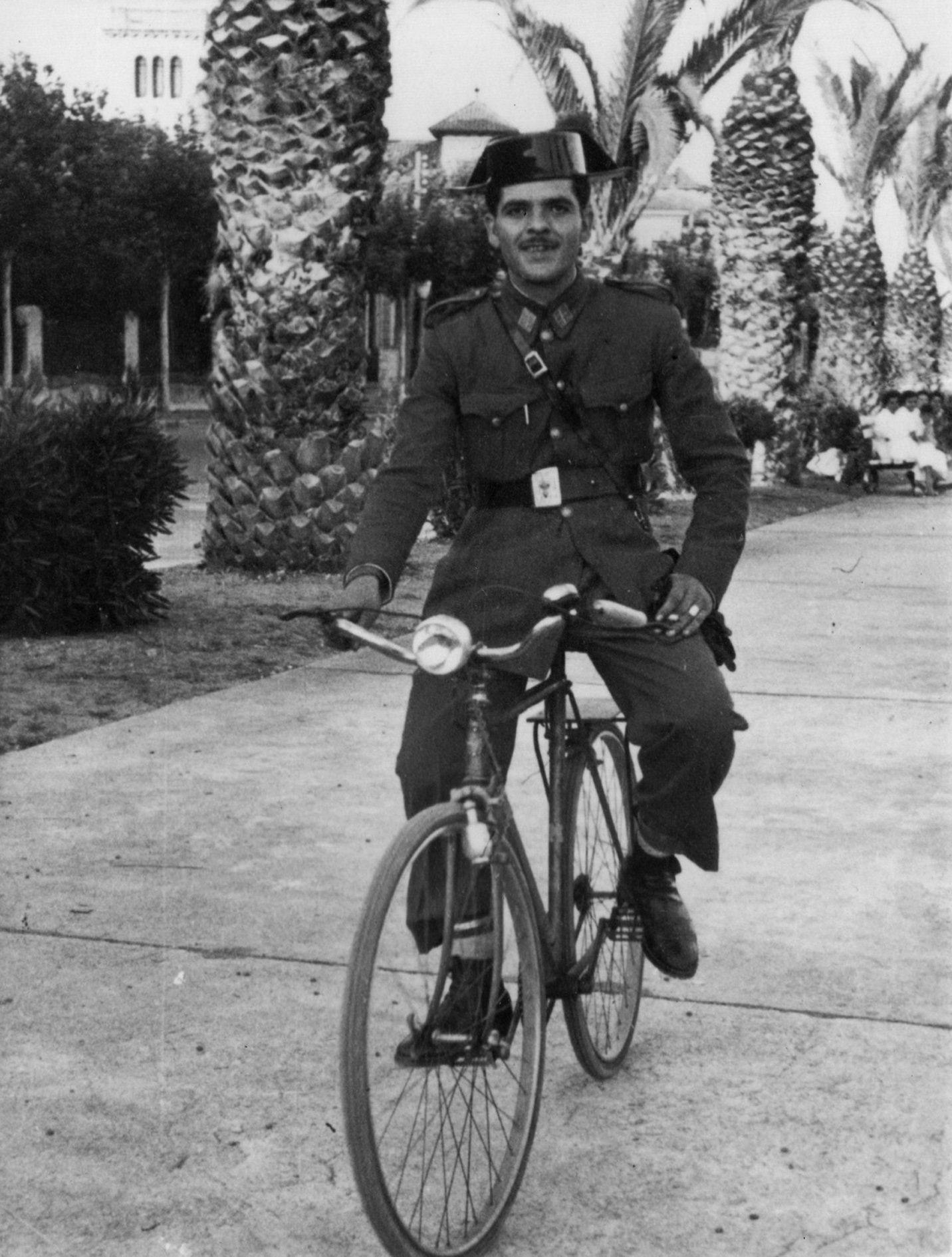 José Lorenzo Ramirez en bicicleta pel passeig Jaume I