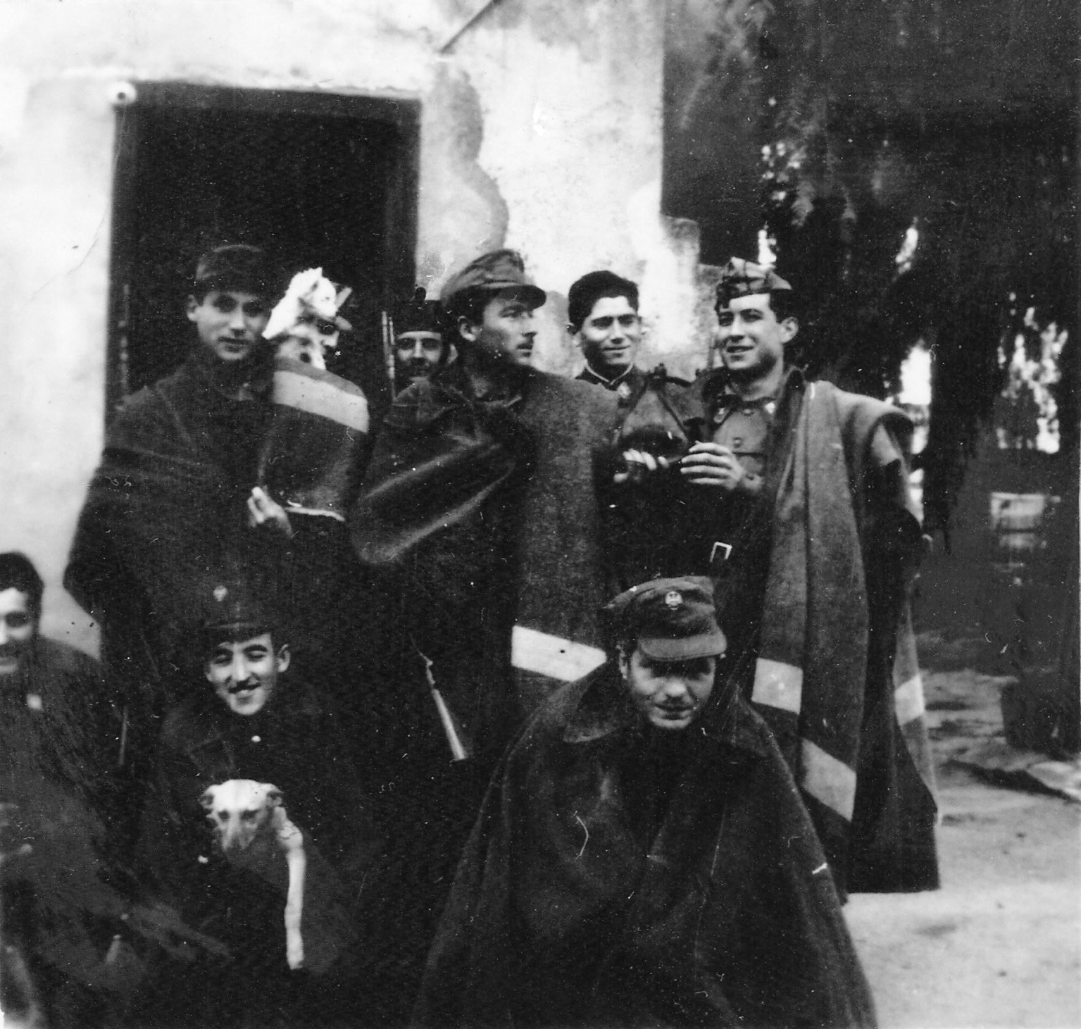 Antonio Castro Jiménex i altres guàrdies civils davant de la caserna de Salou (1957)